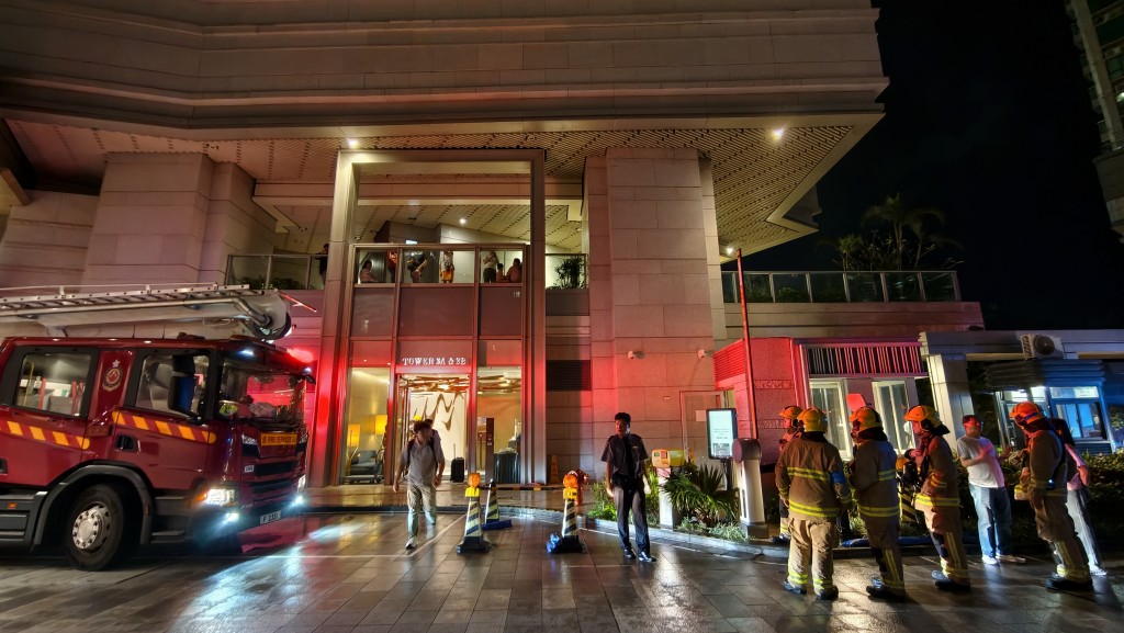 消防到場調查後證實虛驚一場。黃文威攝 消防到場調查後證實虛驚一場。黃文威攝