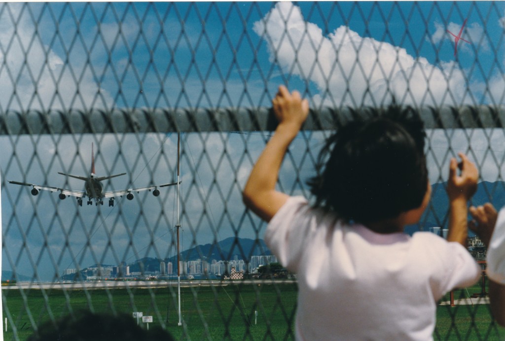 1998年啟德機場關閉前市民爭取機會近距離看飛機降落。資料圖片