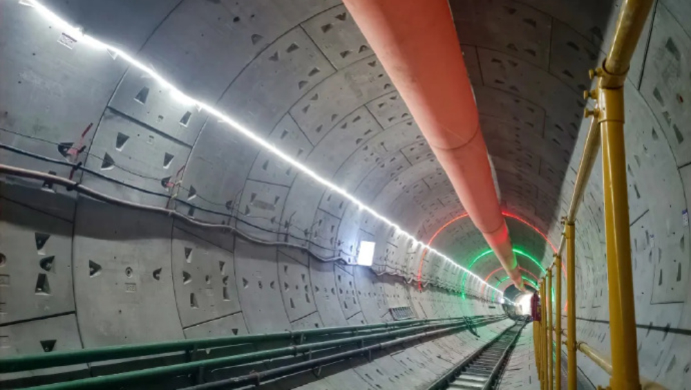 深圳地鐵8號線三期首條隧道貫通。