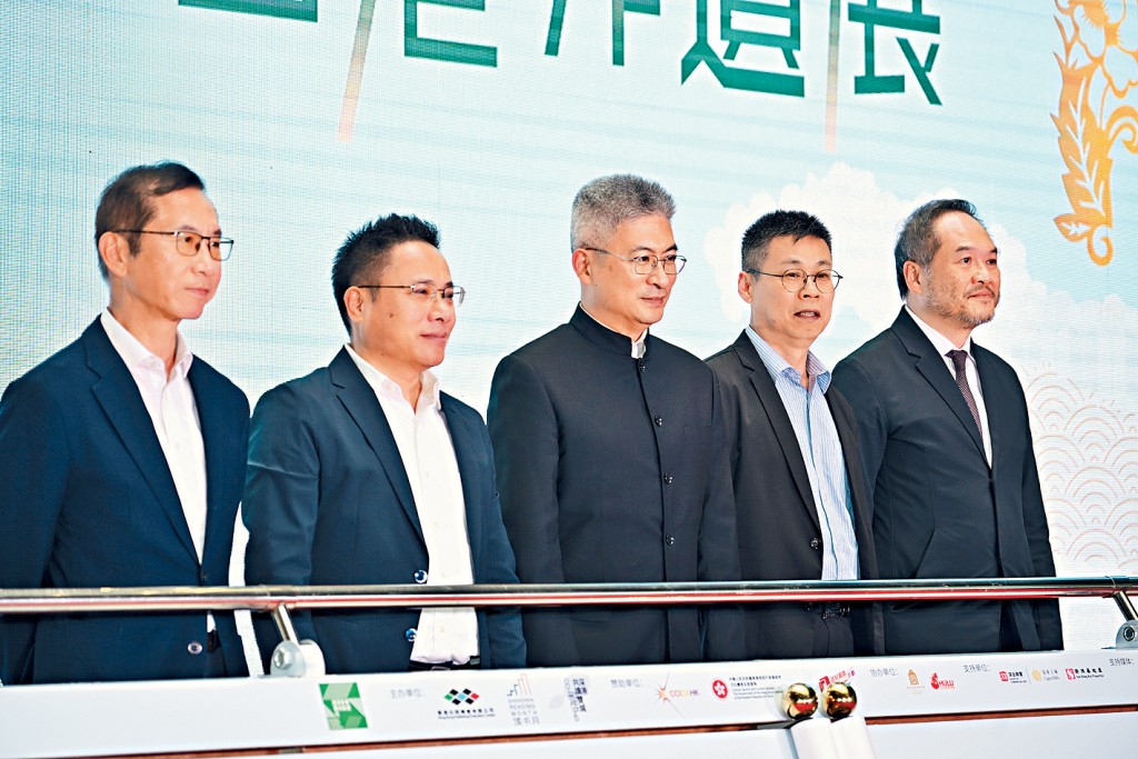 劉震（中）、蘇榮才（左二）、孫兆敏（右二）、曾昭學（右一）及李家駒（左一）等嘉賓出席展覽開幕禮。