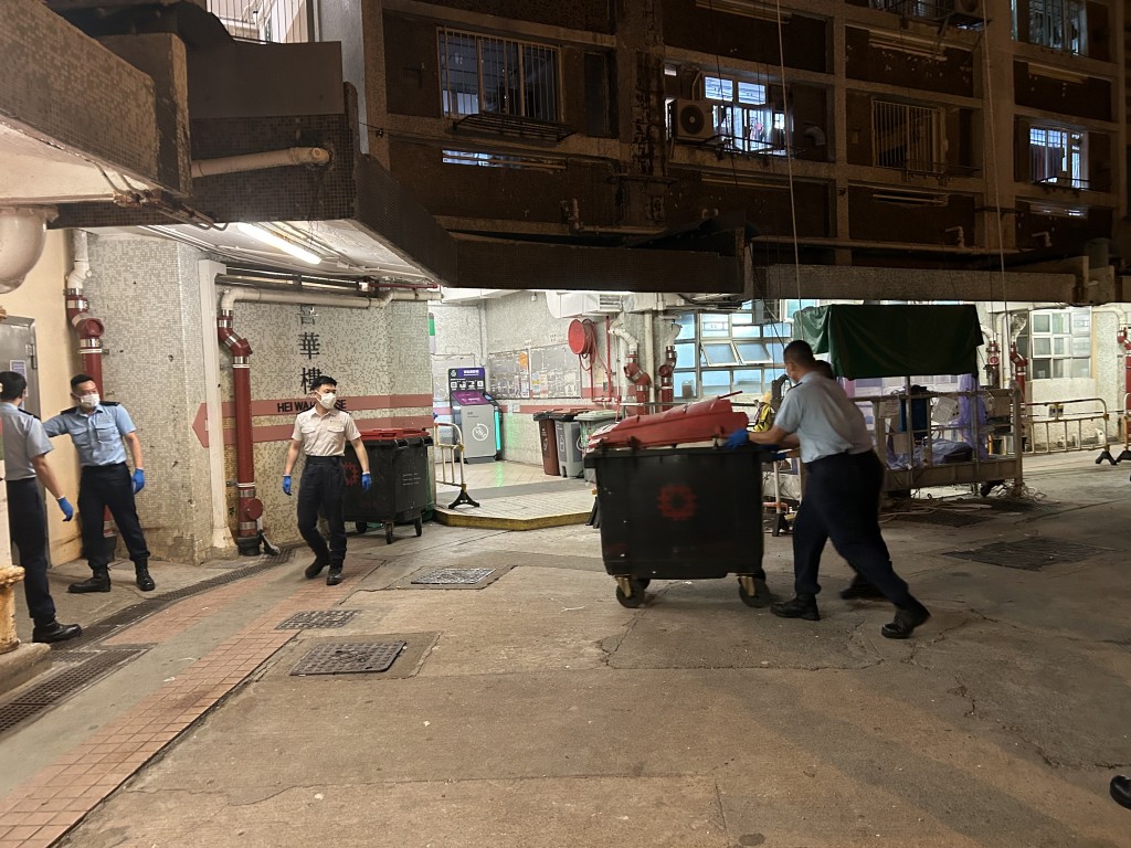 警員多次進出垃圾房調查。曾志恒攝 警員多次進出垃圾房調查。曾志恒攝