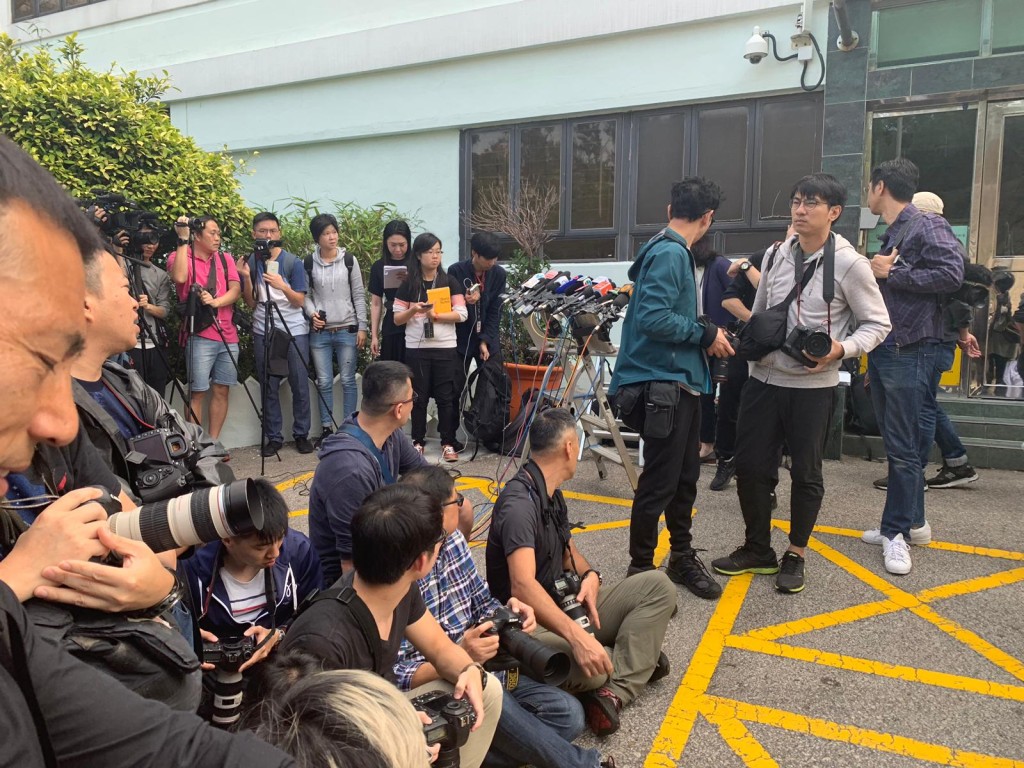 近百傳媒記者在場採訪。徐曉伊攝