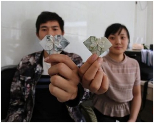 10元与1元的纸钞分别折2个爱心。网上图片