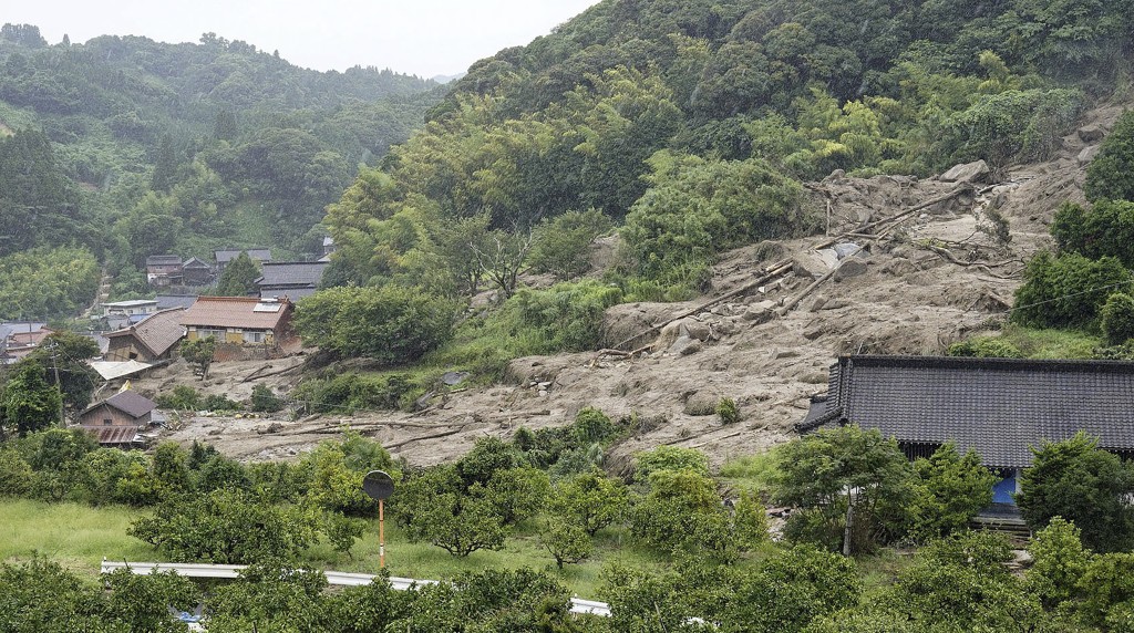 日本九州暴雨迄今造成至少1人死亡，10人失蹤。（美聯社）