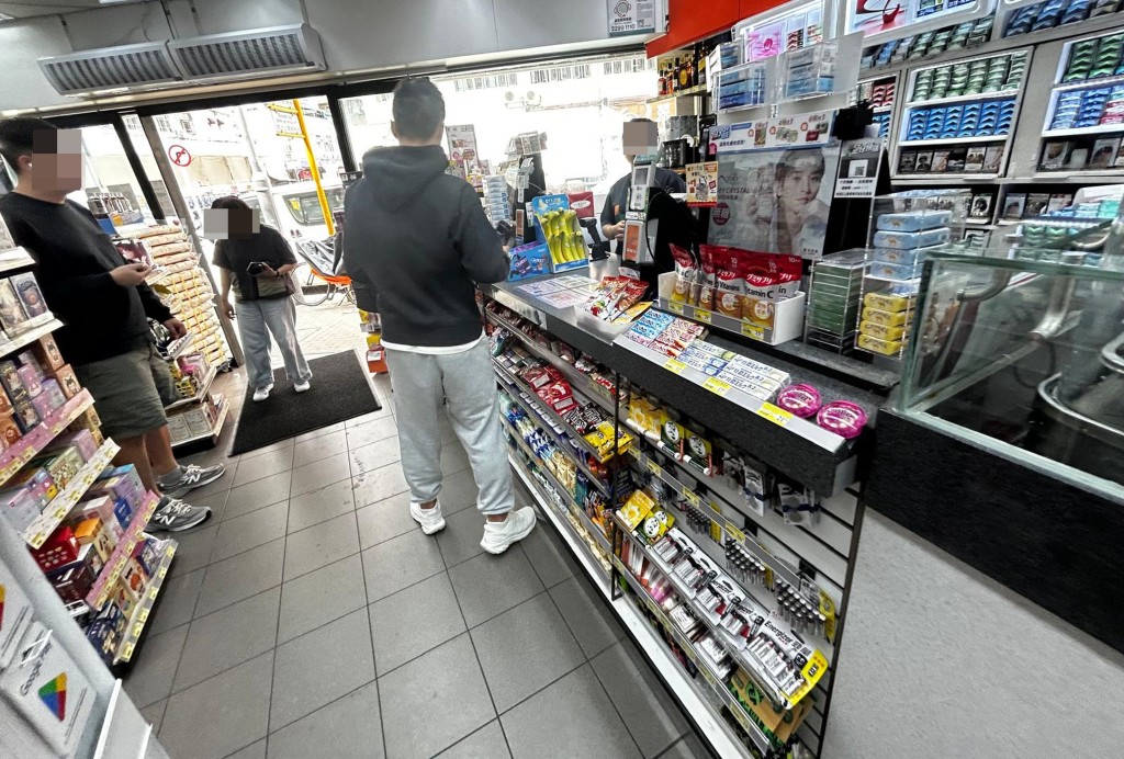 賣家改以速遞方式將電子煙寄往便利店自取點，供客人自行取貨。 楊偉亨攝