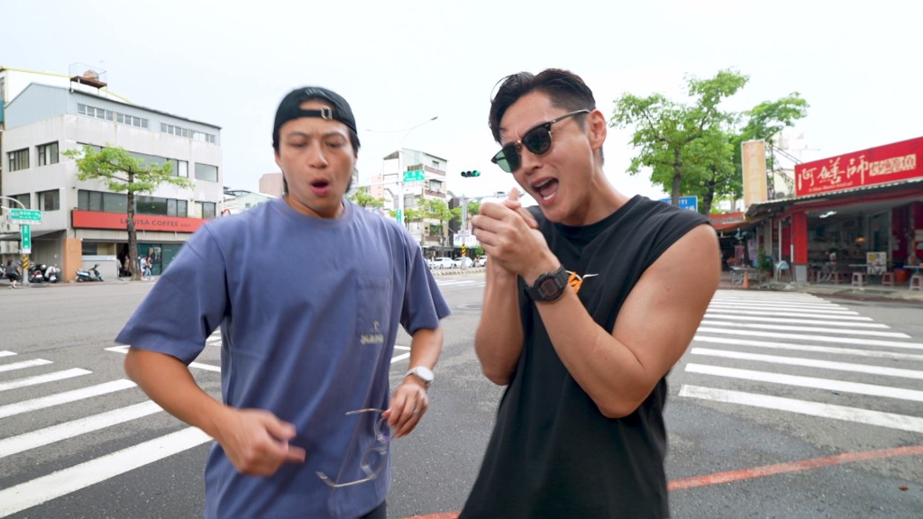 張振朗與吳業坤在台南街頭介紹美食時火花四濺。 張振朗與吳業坤在台南街頭介紹美食時火花四濺。