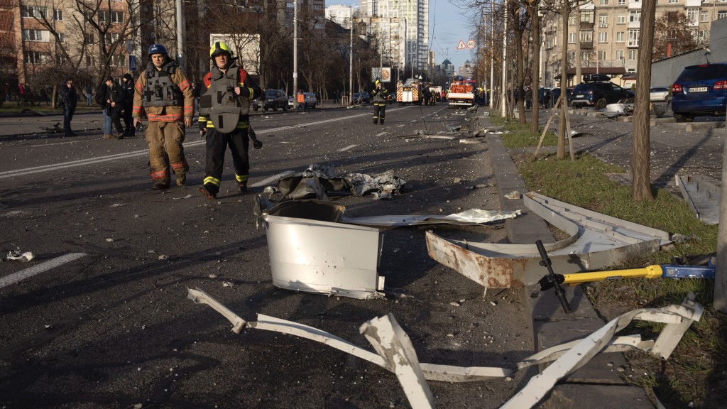 基輔大廈被擊中，大型碎片掉落在街上。 美聯社