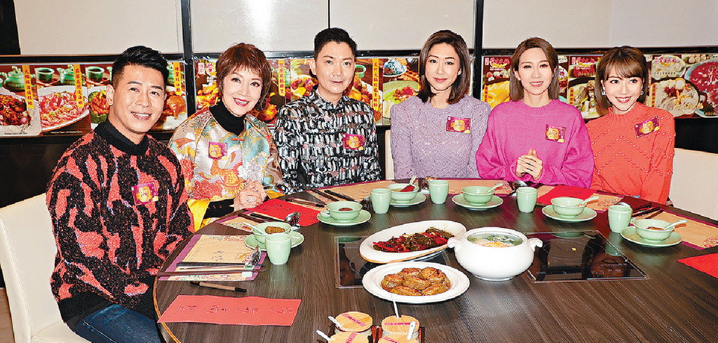 ■李丞責（左三）為定欣、子羚等指點迷津。