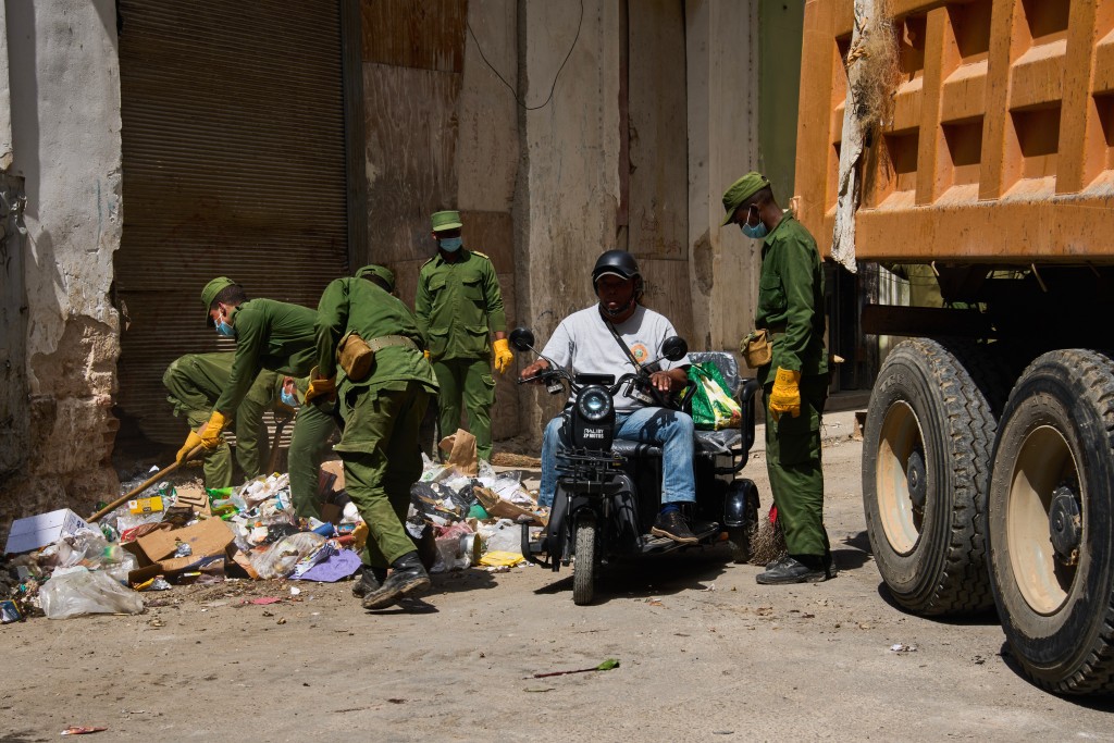 古巴军人协助收集垃圾。美联社 古巴军人协助收集垃圾。美联社