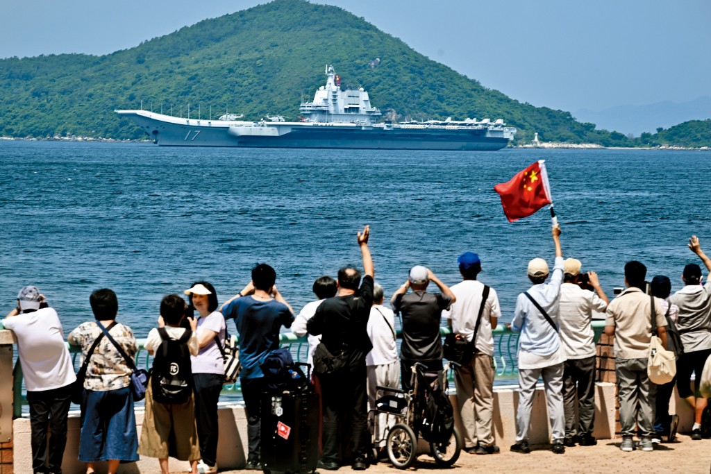 山東艦編隊結束5日訪港行程,市民旅客趁最後機會觀賞英姿。