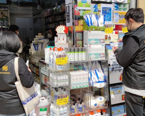 澳門經濟局消委會巡查各區衛生消毒用品供應情況。新聞局圖片