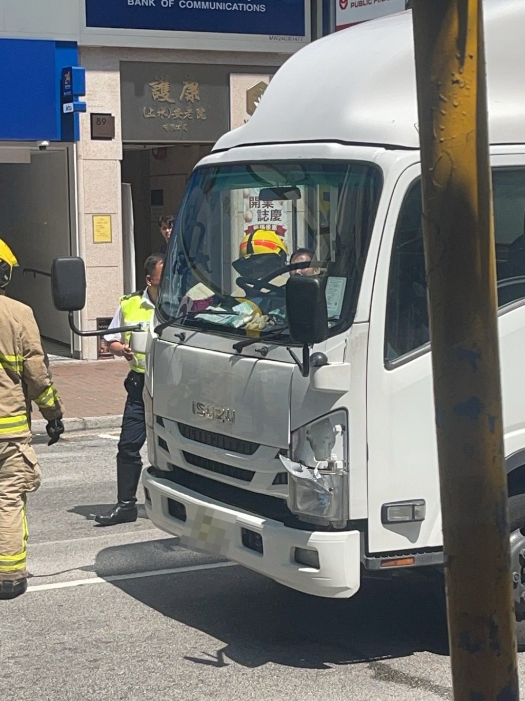 貨車車頭燈損毀。FB:車Cam L(香港群組) 貨車車頭燈損毀。FB:車Cam L(香港群組)