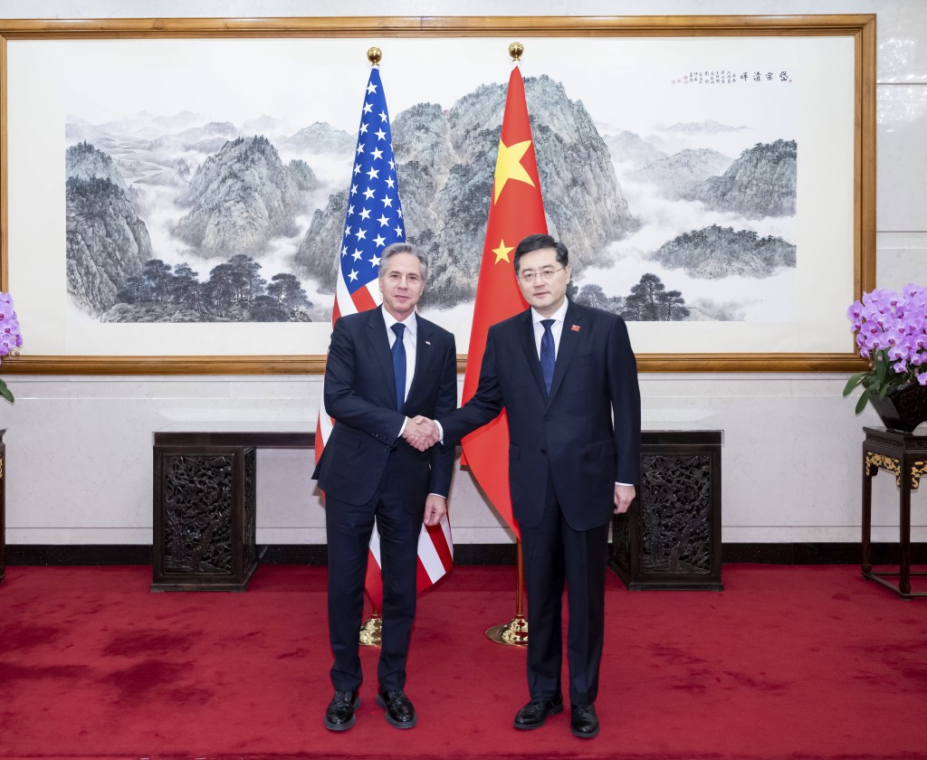 中国外长秦刚，较早前接见访华的美国国务卿布林肯。