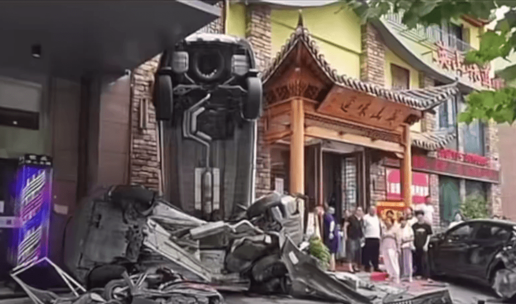 湖北一汽车失控先撞上停泊的汽车再撞墙,车上一名乘客死亡。 湖北一汽车失控先撞上停泊的汽车再撞墙,车上一名乘客死亡。