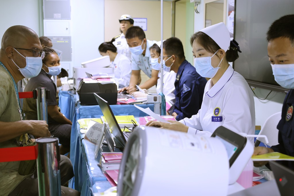 “丝路方舟”医院船归国，完成历时234天破纪录的“和谐使命”任务。新华社