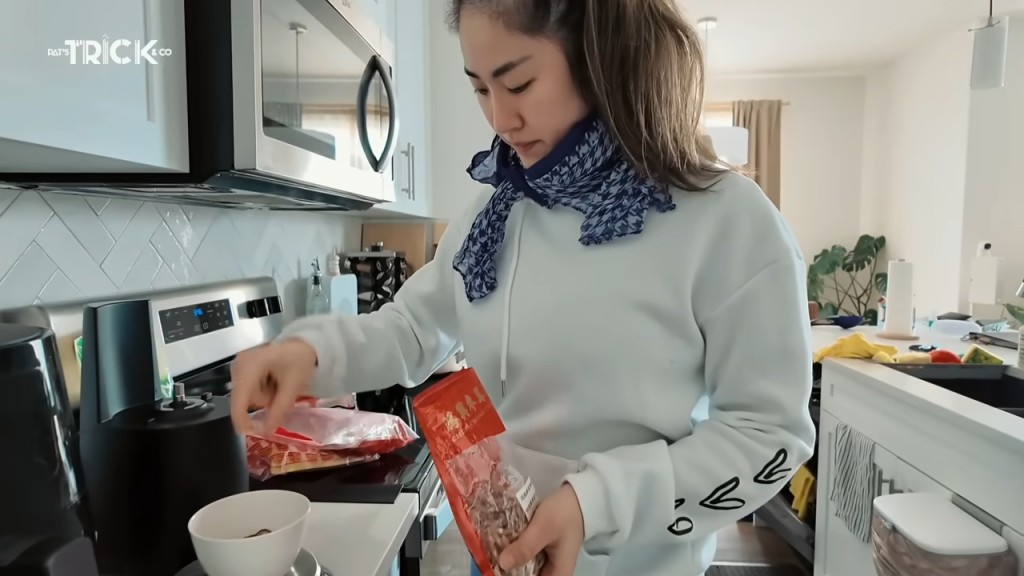 不時透過YouTube頻道「愛鄧氏家庭日常」分享生活點滴。