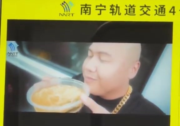 影片原想傳遞車廂禁止飲食訊息。抖音@打卡南寧