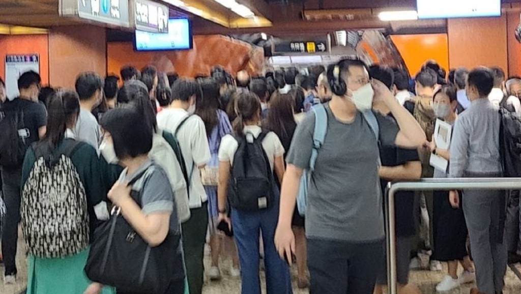 北角站人頭湧湧。網民Mei Kam Chu圖片