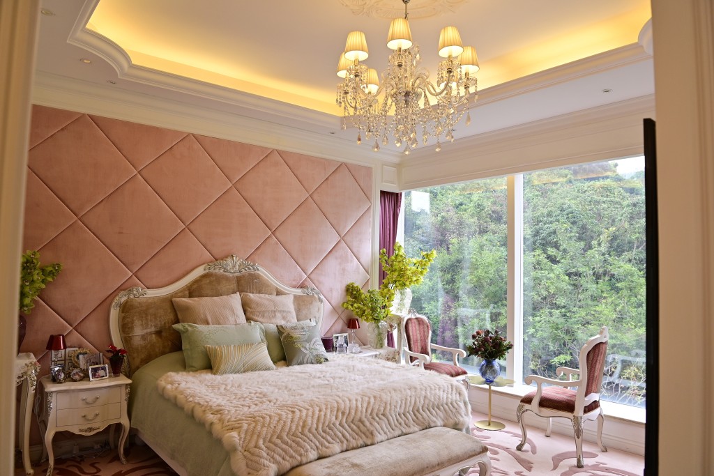 主人房设计以粉红色与白色为主，贯彻古典风。