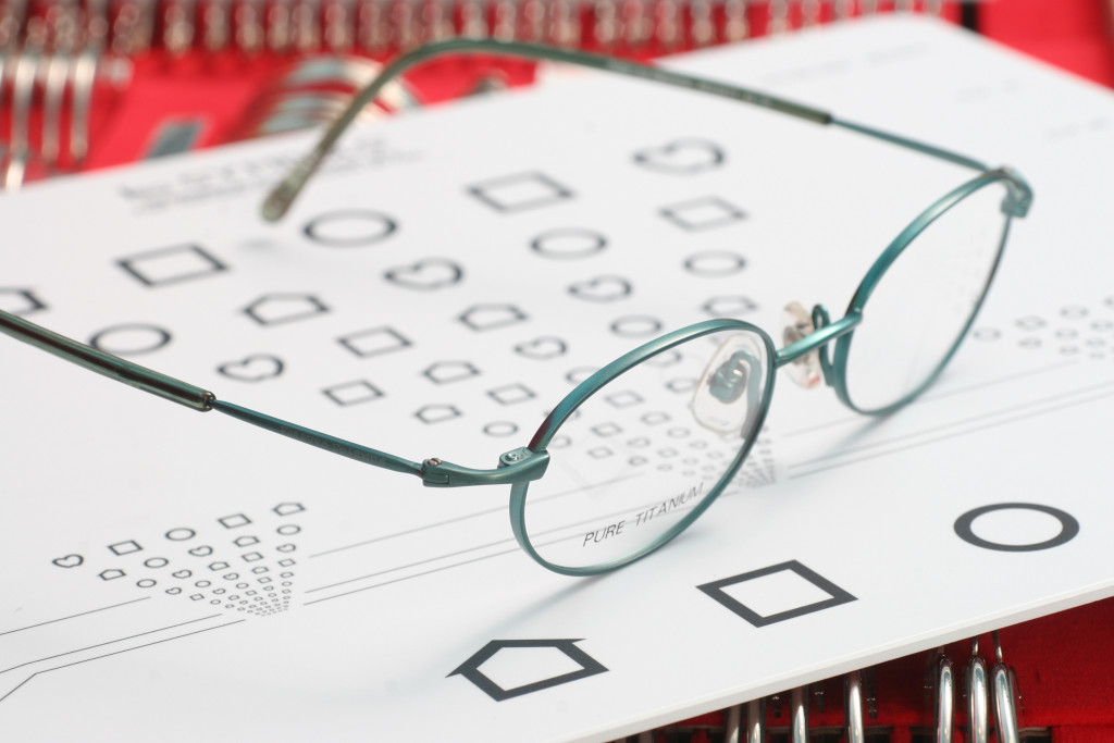 深度遠視或近視人士建議定期進行眼科專科檢查。