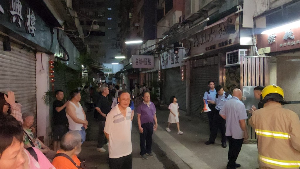 現場一度有過百名住客疏散至地面安全地方暫避。黎志偉攝 現場一度有過百名住客疏散至地面安全地方暫避。黎志偉攝