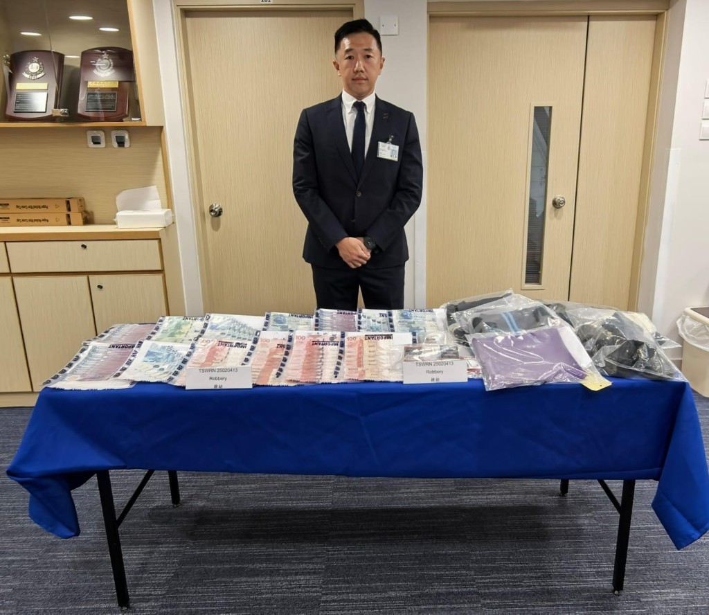 警方展示所得證物。 警方展示所得證物。