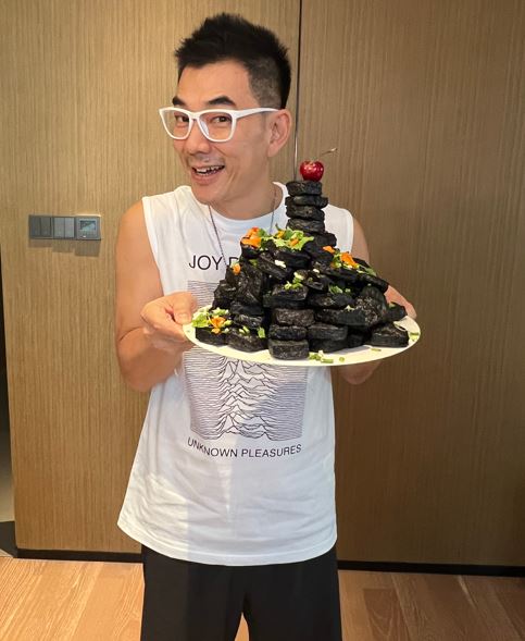 小齊收到同事用黑臭豆腐砌成的生日蛋糕。