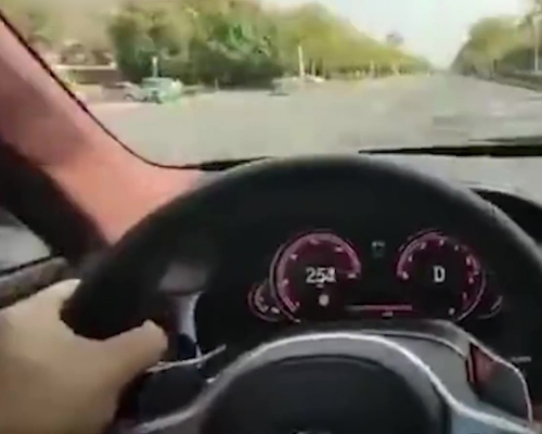 单手飙车时速255公里司机被判获刑2个月，罚款4000元。