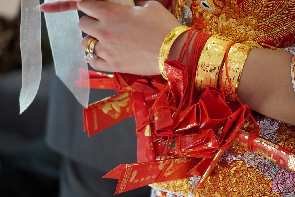 樓主表示,在兒子結婚時,她買了一對龍鳳金鐲送給他們。但她事後覺得把金器「擺喺新抱同新抱老母個保險箱入面唔好」。(示意圖非涉事人) 樓主表示,在兒子結婚時,她買了一對龍鳳金鐲送給他們。但她事後覺得把金器「擺喺新抱同新抱老母個保險箱入面唔好」。(示意圖非涉事人)
