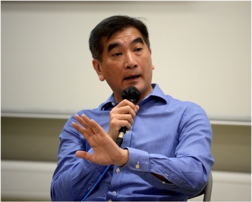鍾國斌指仍未決定投票取向。
