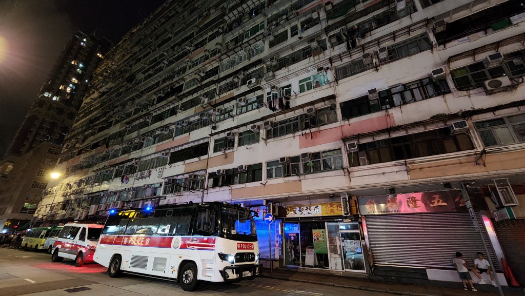 益豐大廈A至D座入夜後電力仍未恢復，漆黑一片。
