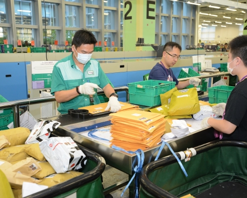 香港郵政每周可派100萬個「銅芯口罩」。資料圖片