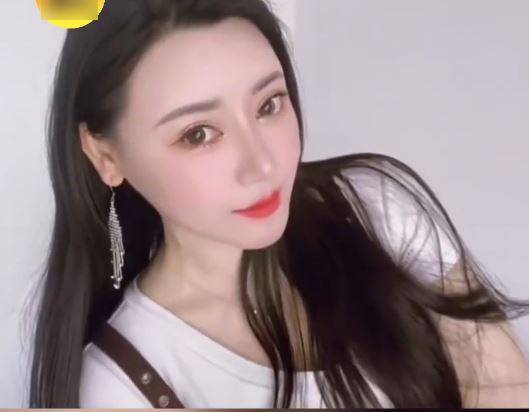 湖北的梁女士因在臉部注射生長因子變成面具人。起點新聞