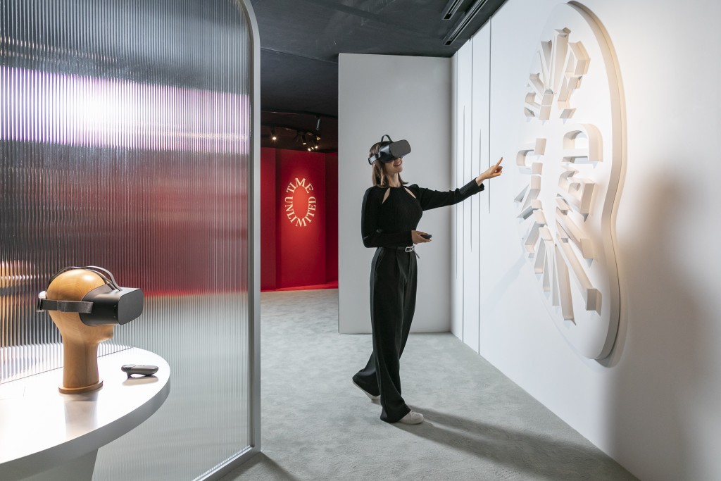特別設計的多元體驗區，可讓參觀者透過虛擬實境技術遊覽瑞士的卡地亞製表工作坊。
