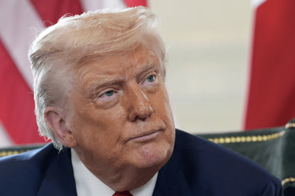 美国总统特朗普于当地时间周二下午宣布，应巴基斯坦方面的请求，决定暂缓对伊朗的军事打击并延长停火期限，以待伊朗内部达成统一提案及双方谈判结束。路透社