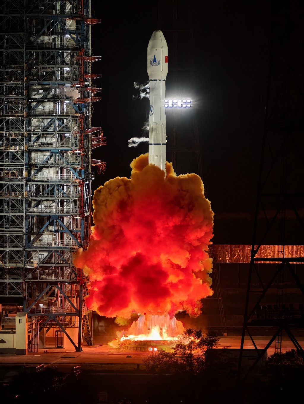 长征三号乙运载火箭,成功将行星探测工程天问二号探测器发射升空。 中新社 长征三号乙运载火箭,成功将行星探测工程天问二号探测器发射升空。 中新社