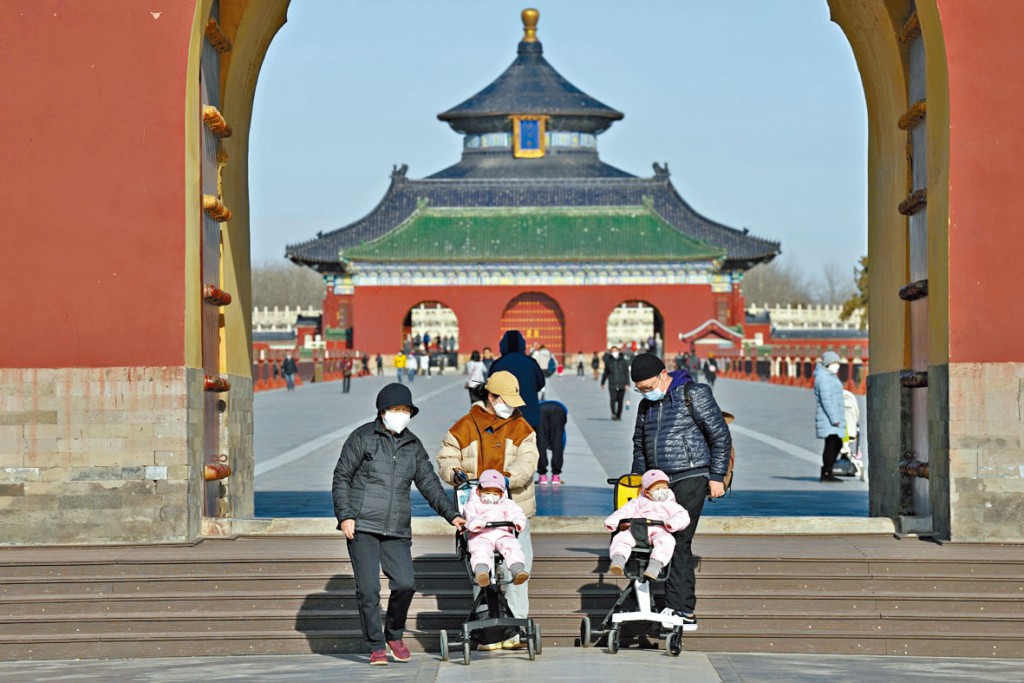 内地「新十条」实施后，民众进入大部分场所，不再需要提供核酸证明和健康码。图为北京天坛公园的游人。