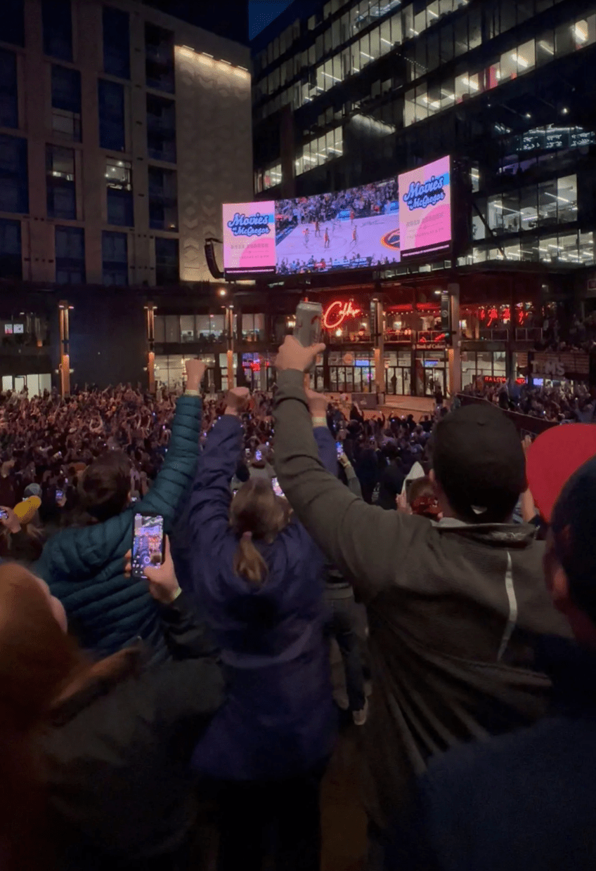 金块比赛时球迷挤满丹佛街上。路透社