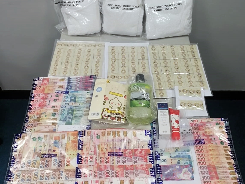 警方檢獲一批證物,包括避孕套、潤滑油、漱口水及約3.4萬元現金。警方圖片