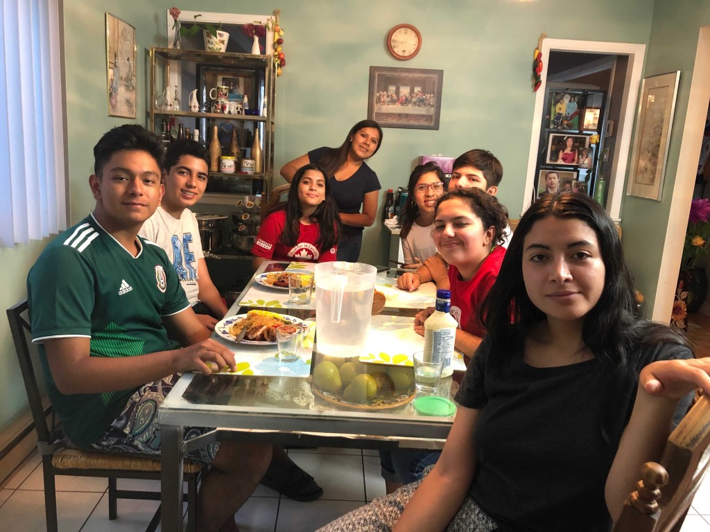 學生住在寄宿家庭，對適應當地生活和學習英文都有好處。