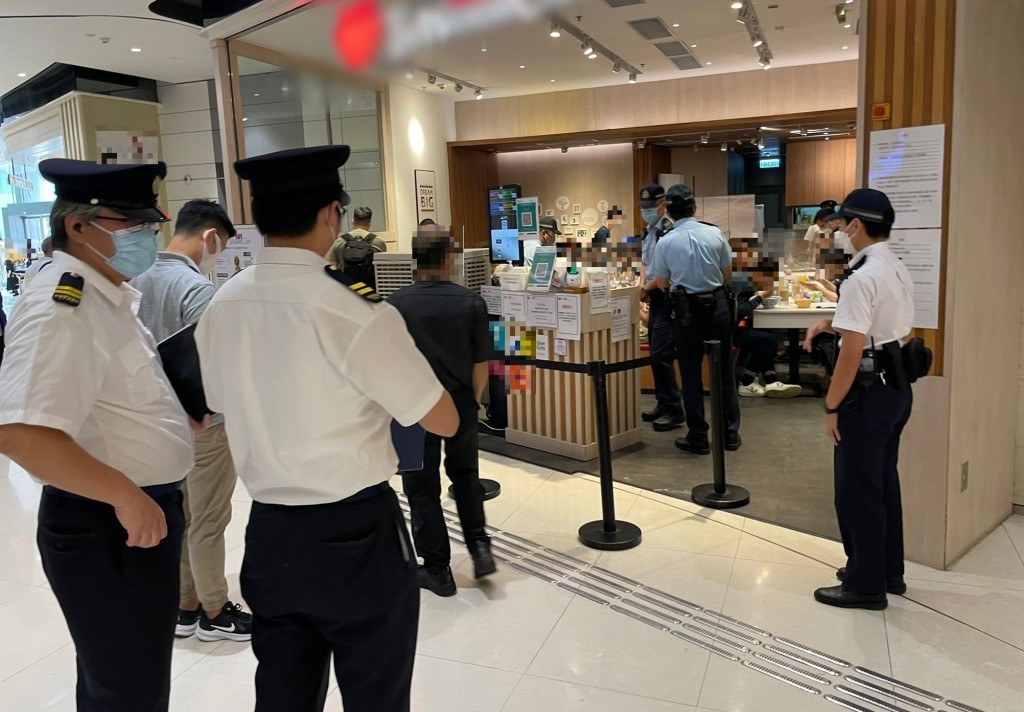 警方聯同食環署人員突擊巡查青衣區內多間餐廳。 警方圖片