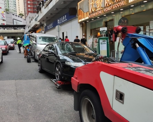 警方拖走多車。警方圖片