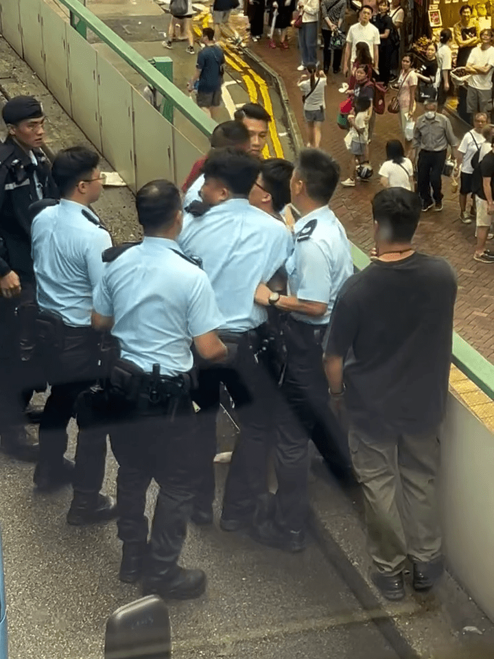 同袍趕至增援將疑犯帶走。FB：車Cam L（香港群組）