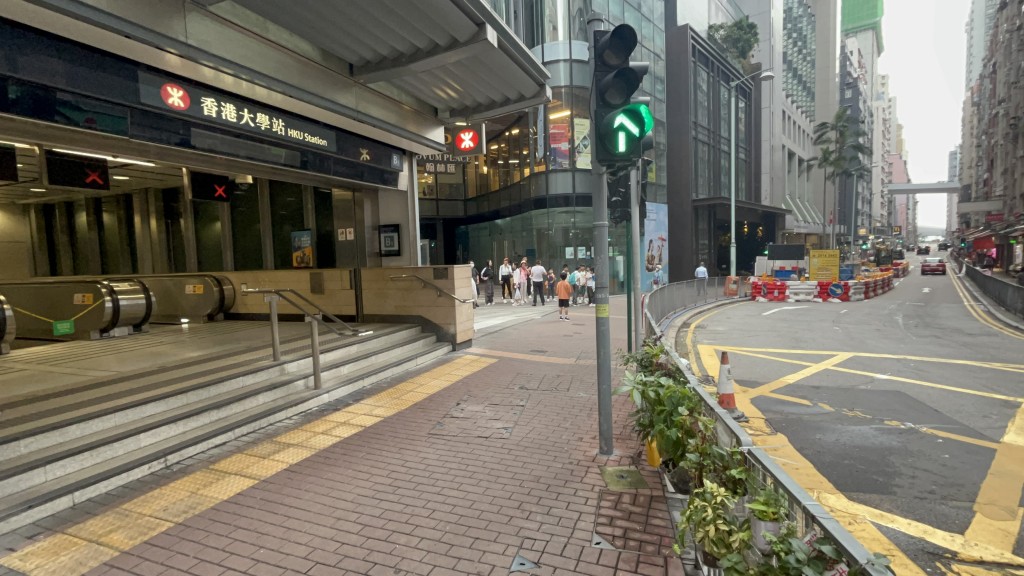 受害人遇襲後負傷追截兇徒約300米,至港鐵香港大學站外。 受害人遇襲後負傷追截兇徒約300米,至港鐵香港大學站外。