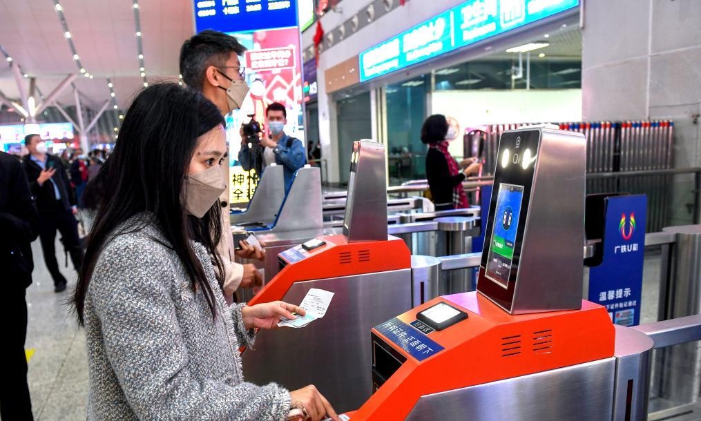 广深港高铁跨境客流今年提前破2000万，香港前往内地客流达972.7万人次。 新华社