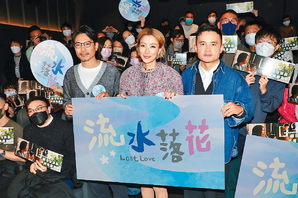 ■左起：陸駿光、鄭秀文及賈勝楓與影迷合照。
