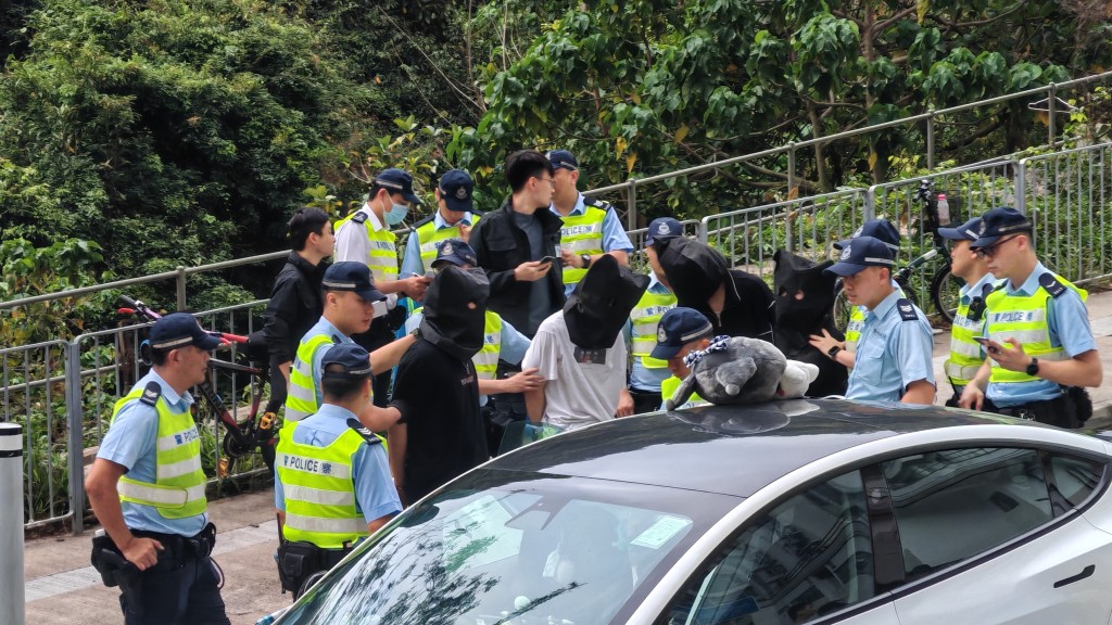 不法份子會利用年輕人分銷毒品。圖為4名涉嫌販毒男女早前驅車衝過警方路障,最終被警方截停拘捕。 資料圖片 不法份子會利用年輕人分銷毒品。圖為4名涉嫌販毒男女早前驅車衝過警方路障,最終被警方截停拘捕。 資料圖片