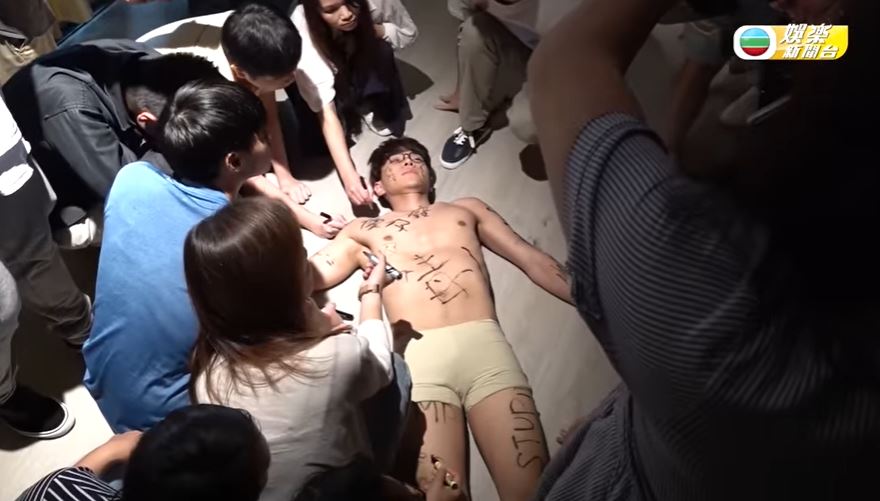 除掉所有衫僅穿打底褲.....