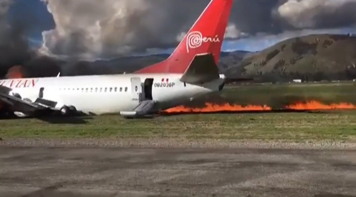 飛機在跑道外的草地留下一道長長的火道。