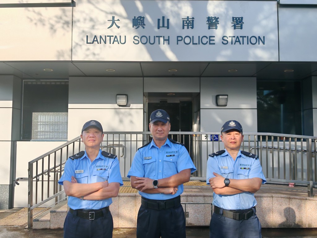 一名患精神疾病的男子在大嶼山失蹤,警長楊啟光(中)、高級警員林波(左)和王顯勝(右)連日搜救,最終在大澳附近尋回危在旦夕的失蹤男子。 一名患精神疾病的男子在大嶼山失蹤,警長楊啟光(中)、高級警員林波(左)和王顯勝(右)連日搜救,最終在大澳附近尋回危在旦夕的失蹤男子。